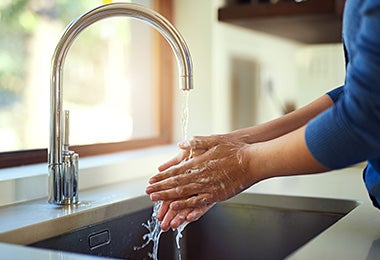 Persona lavándose las manos contaminación cruzada