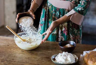 Persona preparando masa de pan brioche