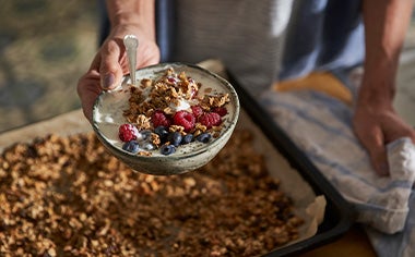 Plato con yogurt, frutas y granola 