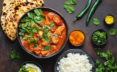 Plato de pollo y arroz receta con curry