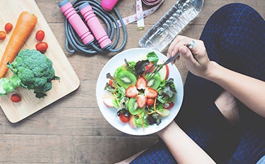 Plato de ensalada menú para comer antes de hacer ejercicio