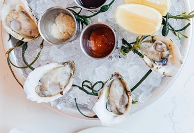 Plato de ostras con hielo y limones, consejos para comprar mariscos