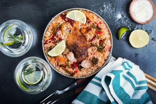 Preparación de pollo asado con arroz 