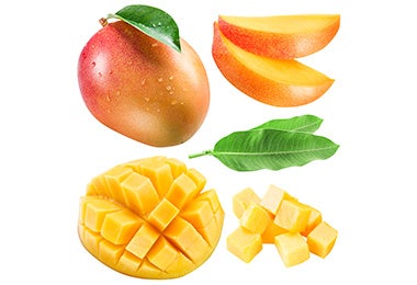 Mango entero, en rebanadas y en cubos para decorar un postre.