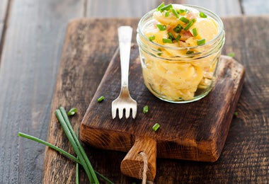 Puré de papa con cebollín encima, variedad de cebolla  