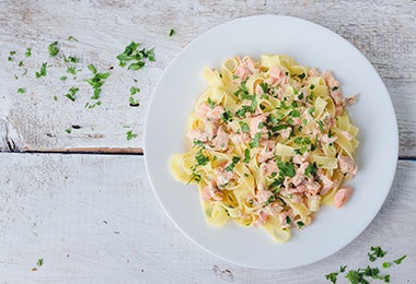 Receta de fetuccini con salsa Alfredo, jamón y perejil