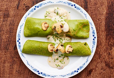 Champiñones con salsa blanca, acompañando unas crepes