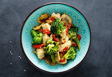 Ensalada con pollo y champiñones