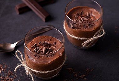 Dos mousses de chocolate, una receta muy famosa al pensar en postres