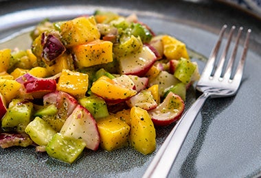 Ensalada con mango y rábanos, una receta genial para acompañar un plato fuerte.