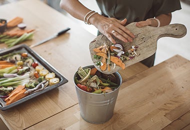 Recipiente en cocina para depositar residuos de verduras en composta 