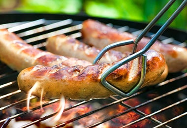 Salchichas en asador para cocinar a la leña