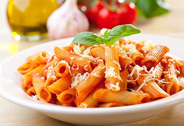 Pasta penne con queso y preparada en salsa pomodoro.