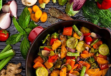 Verduras a la plancha cocinadas en un sartén de hierro.