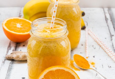 Smoothie de cúrcuma, naranja y cambur colorantes comestibles