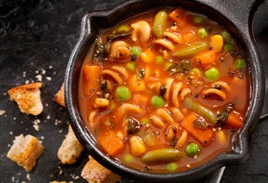  Las sobras de comida, como vegetales y papas, se pueden aprovechar en una sopa.