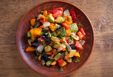 Las sobras de comida, como vegetales y papas, se pueden aprovechar en una sopa.