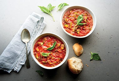 Sopa de tomate con calabacín, pan y laurel 