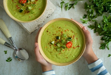 Tazones con sopa fría de pepino, una preparación ideal para el verano