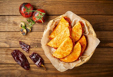 Tacos de canasta mexicanos con tomate y ajíes