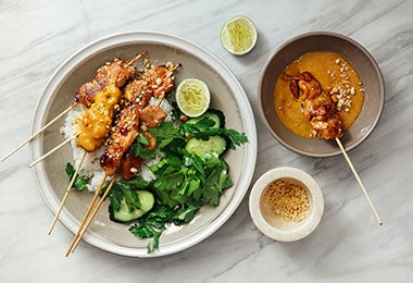 Satay con salsa de maní, un plato común en el turismo gastronómico de Tailandia.