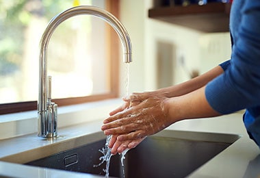 Usar agua para lavar manos cocina ecológica