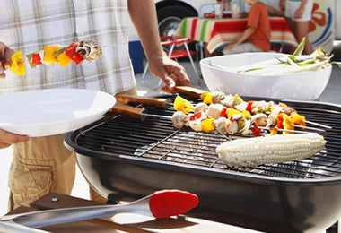 Brochetas de verduras en un asado.