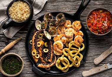 Variedad de mariscos a la parrilla.