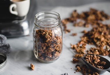 Vaso de vidrio con granola 