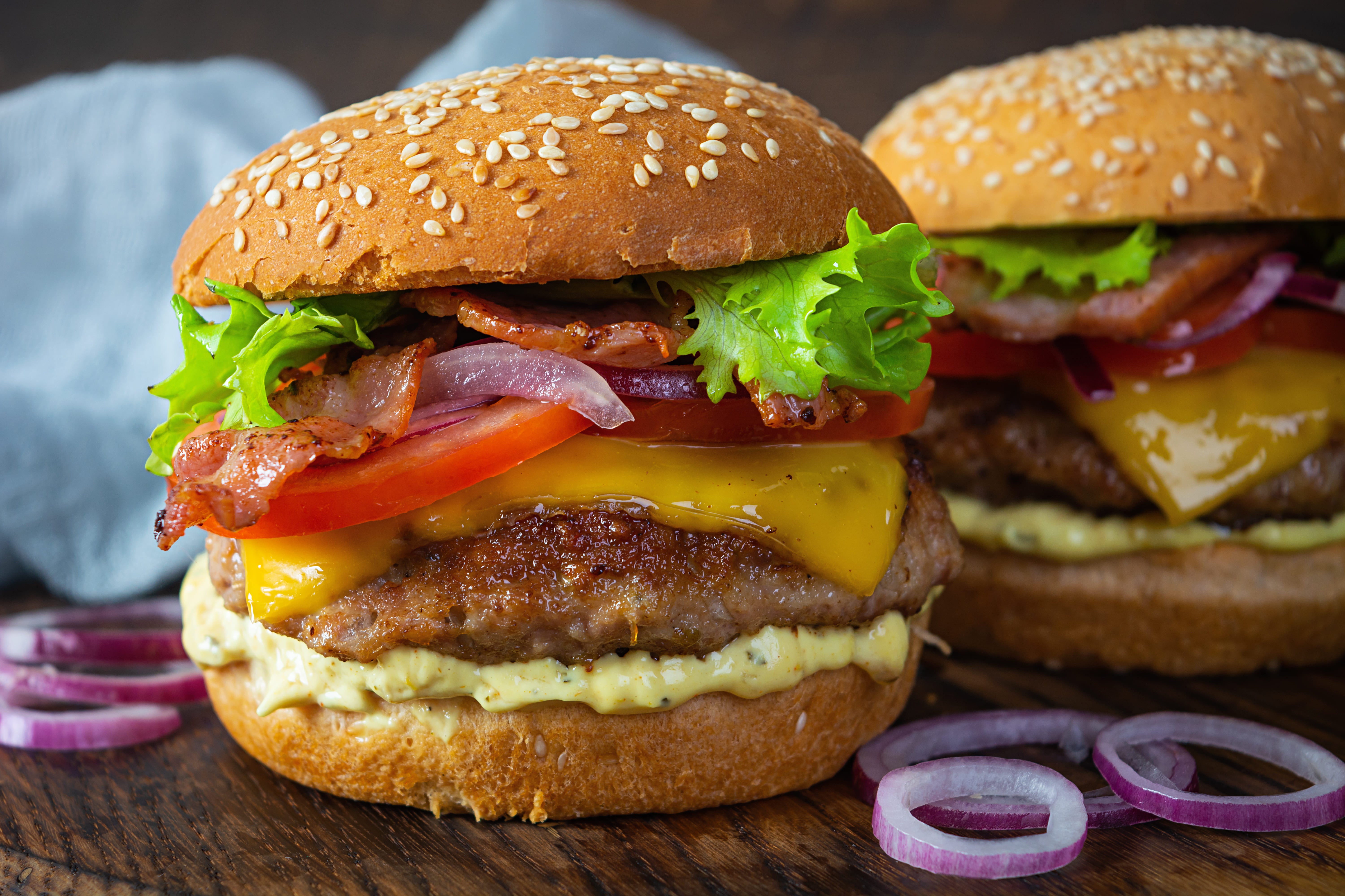 Hamburguesa-rellena-de-queso-y-tocineta-Recetas-NESTLE-Venezuela-MAGGI