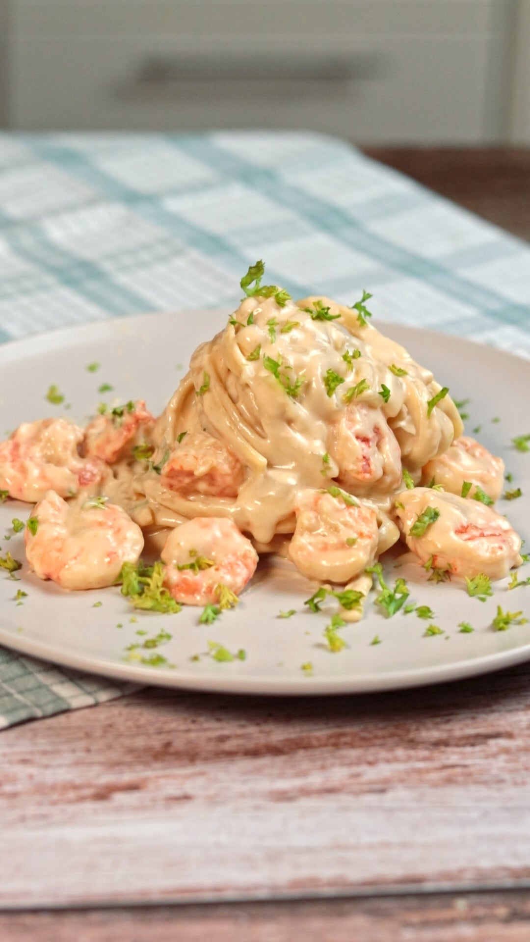 Pasta con camarones en salsa blanca