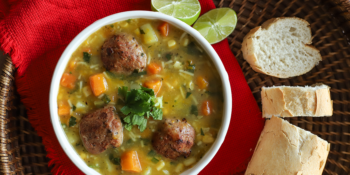 Caldo de albóndigas con verduras Recetas Nestlé