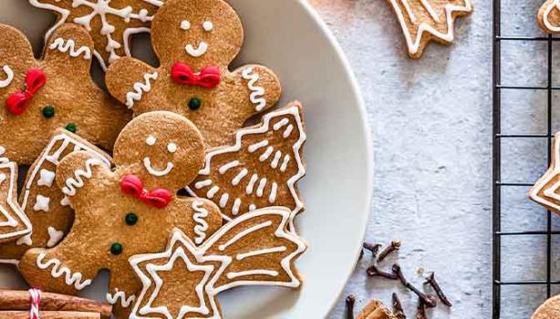 Galletas navideñas en formas de estrellas, árboles y muñecos. 