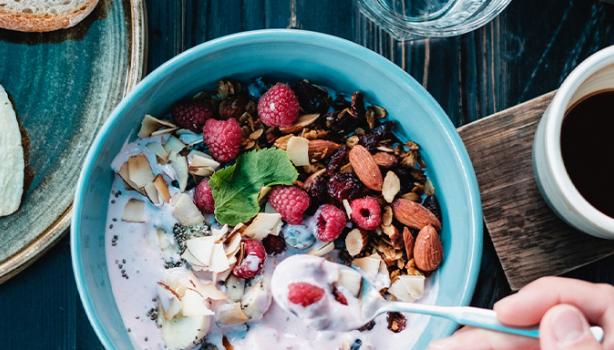 Bowl de frutas, nueces y yogurt, unos de los desayunos fáciles y rápidos