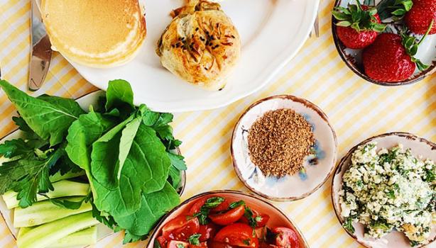 Mesa con diferentes preparaciones de desayuno