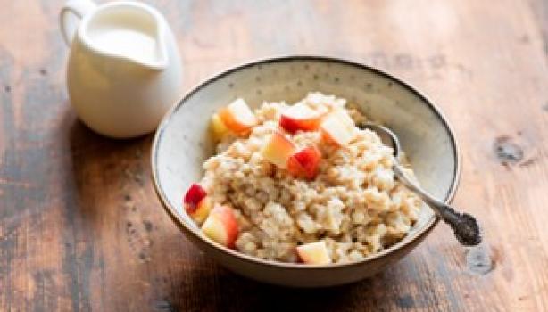 Avena con manzana, un desayuno balanceado