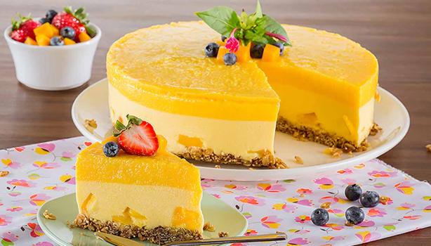 Una mousse de mango decorada con otras frutas, un postre delicioso.