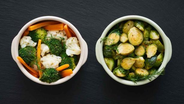 Zanahoria, brócoli y otras verduras que se suelen cocinar al vapor, servidas en dos tazas