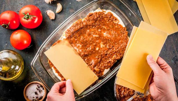 Canelones con salsa bechamel.