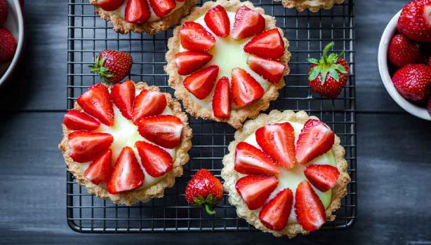 Tartaletas de fresas con crema pastelera.