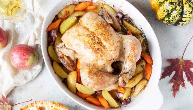 Un pollo relleno, cocinado al horno después de deshuesar