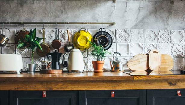 Utensilios y electrodomésticos en tope de cocina ecológica