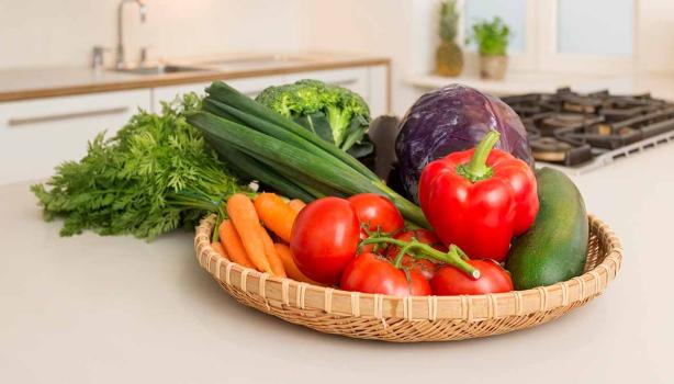 Diferentes vegetales en canasto de cocina clasificación alimentos   