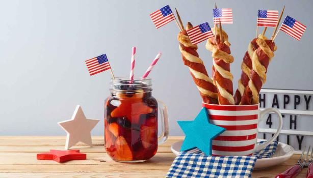 Salchichas y bebida con banderas comida típica de Estados Unidos