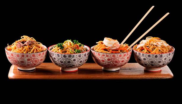 Cuatro bows de yakisoba preparados de diferentes maneras