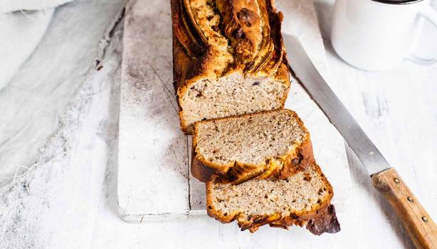 Pan brioche tajado con café