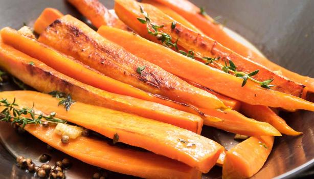 Zanahorias en tiras hechas con cortador de vegetales