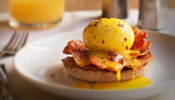 Receta de tocineta con huevo y tostadas para el desayuno