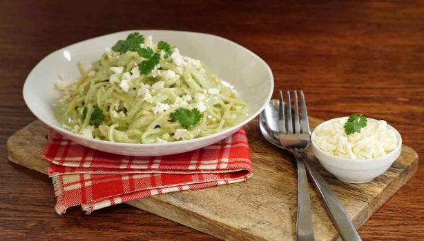 Pasta aromatizada con cilantro, servida en un plato blanco