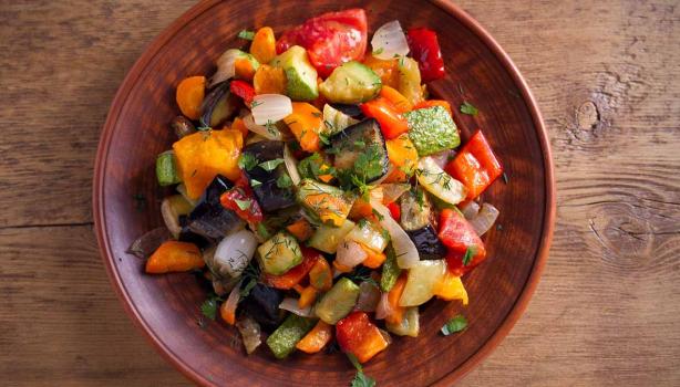 Ensalada de vegetales con calabacín en un bowl